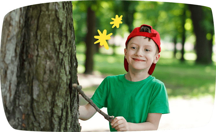 jueos para ninos de 8 anos nino en el parque sonriendo
